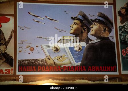 Cartello sovietico con l'iscrizione "la nostra patria è la patria dell'aviazione" su un muro sul territorio del Cremlino di Izmailovsky a Mosca, Russia Foto Stock