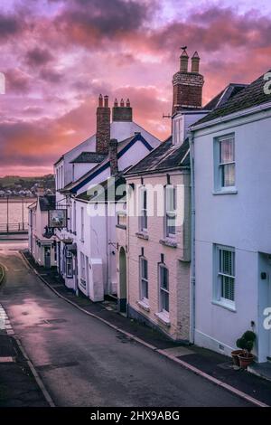 'Meeting Street', una delle strade strette che conducono alla banchina nel villaggio costiero di Appledore, nel Devon Nord. Foto Stock