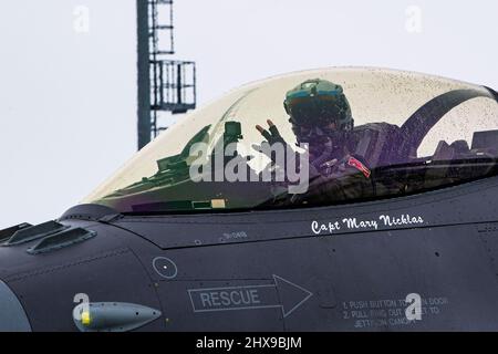 Fetesti, Romania. 1st Mar 2022. Un pilota della US Air Force F-16 Fighting Falcon del 480th Expeditionary Fighter Squadron alla base aerea di Spangdahlem, Germania, si prepara a decollo alla base aerea 86th, Romania, 1 marzo 2022. La capacità di dispiegare forze aeree con breve preavviso per ospitare basi aeree o luoghi austeri nell'area di responsabilità europea della NATO è essenziale per una risposta tempestiva e coordinata in caso di emergenza. Credit: U.S. Air Force/ZUMA Press Wire Service/ZUMAPRESS.com/Alamy Live News Foto Stock