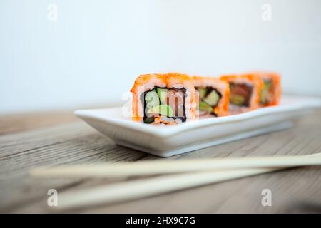 Gustosi piatti sushi con bacchette, Giappone tradizionali di frutti di mare Foto Stock