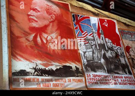 Cartelli sovietici su un muro sul territorio del Cremlino di Izmailovsky a Mosca, Russia Foto Stock