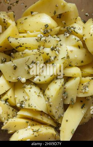 Preparazione di patate al rosmarino con salsa all'aglio. Semplici ricette fatte in casa. Foto Stock