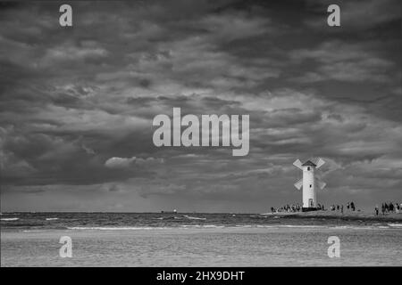 Questo faro mulino si trova direttamente sulla spiaggia di Swinoujscie Polonia Foto Stock