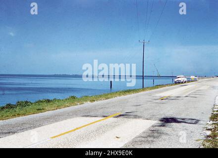 Auto parcheggiata lungo una strada in Florida, probabilmente proprio alla fine del Seven Mile Bridge nella Florida Keys ca. 1950s Foto Stock