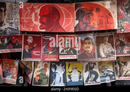 Cartelli sovietici su un muro in un mercato di souvenir sul territorio del Cremlino Izmailovsky a Mosca, Russia Foto Stock