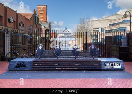 Black Sabbath Bridge e la panca in metallo pesante di Broad Street, chiamata in onore dei leggendari rocker in metallo pesante di Birmingham. Foto Stock