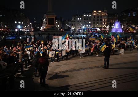 Londra, Regno Unito. 10th Mar 2022. Trafalgar Square, Londra, Regno Unito. 10 marzo 2022. Una ragazza cinese che detiene una bandiera Ucraina, e un banner scritto Stand with Ucraina. Gli ucraini sono tanto orgogliosi della loro cultura e sono uniti. La Russia non può battere l’Ucraina. La guerra deve cessare ora, altrimenti sarà una brutta atrocità umana che l'umanità ha mai avuto da allora. Mi auguro che entrambe le parti si mettano le braccia per discutere della pace e della protezione dell'Europa orientale a beneficio di entrambi i paesi. L'espansione della NATO dall'Europa orientale che provoca la guerra e minaccia la sicurezza dell'Europa orientale anche la base militare degli Stati Uniti circonda la Cina o Foto Stock