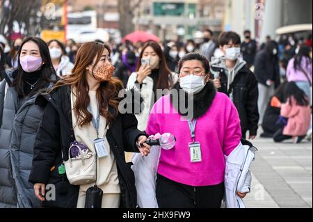 Seul, Corea del Sud. 10th Mar 2022. I tifosi arrivano per il concerto BTS allo Stadio Nazionale di Seoul, Corea del Sud, giovedì 10 marzo 2022. Lo spettacolo è stato la prima volta che BTS, una pop band coreana di tutti i maschi, si è esibita di fronte ad un pubblico locale dal 2019. Foto di Thomas Maresca/UPI Credit: UPI/Alamy Live News Foto Stock