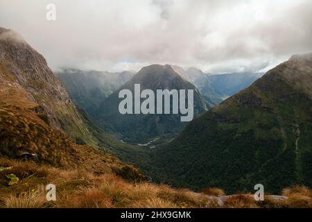 Arthur Valley e Mount Pillans tra Mount Elliot e Mount Hart, scenario del Passo di Mackinnon, Fiordland, Milford Track, Nuova Zelanda Foto Stock