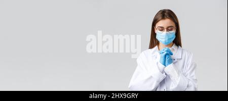 Covid-19, prevenzione di virus, salute, operatori sanitari e concetto di quarantena. Medico speranzoso in scrub e maschera medica, protettivo personale Foto Stock