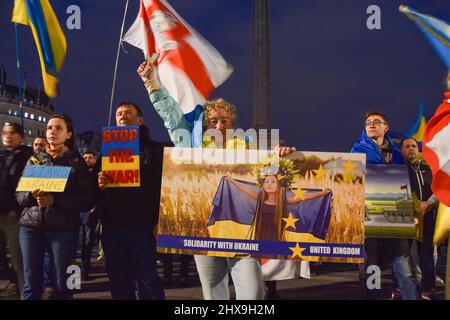 Londra, Regno Unito. 10th marzo 2022. I manifestanti si sono riuniti a Trafalgar Square per il giorno 16 delle proteste in corso mentre l'attacco russo all'Ucraina si intensifica. Credit: Vuk Valcic/Alamy Live News Foto Stock