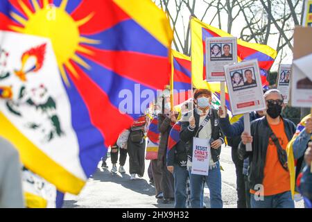 I tibetani e i sostenitori protestano a Parigi contro l'occupazione cinese del Tibet. 156 tibetani sono stati auto immolati fino ad oggi. Foto Stock