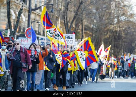 I tibetani e i sostenitori protestano a Parigi contro l'occupazione cinese del Tibet. 156 tibetani sono stati auto immolati fino ad oggi. Foto Stock