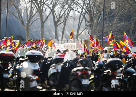 I tibetani e i sostenitori protestano a Parigi contro l'occupazione cinese del Tibet. 156 tibetani sono stati auto immolati fino ad oggi. Foto Stock