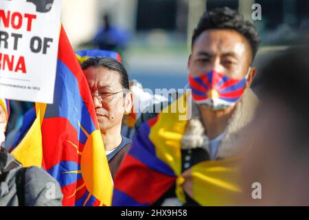 I tibetani e i sostenitori protestano a Parigi contro l'occupazione cinese del Tibet. 156 tibetani sono stati auto immolati fino ad oggi. Foto Stock