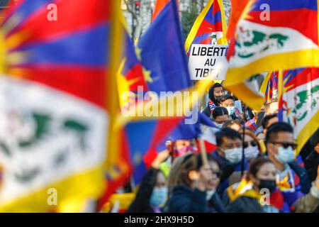 I tibetani e i sostenitori protestano a Parigi contro l'occupazione cinese del Tibet. 156 tibetani sono stati auto immolati fino ad oggi. Foto Stock