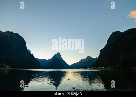 Paesaggio crepuscolo Fiordland Nuova Zelanda, Mitre Peak Milford Sound Wharf dopo il tramonto scenario Foto Stock