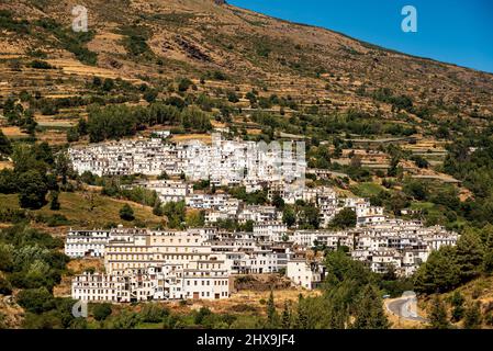 Vista panoramica del villaggio di Trevélez e delle sue case a schiera bianche, visto dall'altro lato della valle di Río Trevélez, Las Alpujarras, Sierra Nevada, Spagna Foto Stock