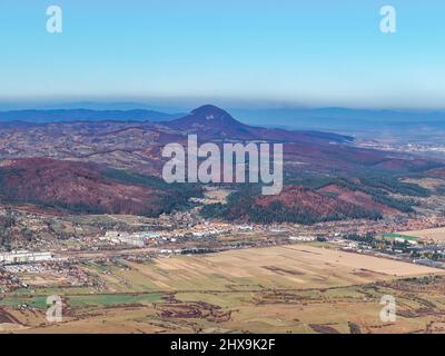 Vista aerea con la città di Zarnesti nella contea di Brașov, Transilvania, Romania. Piccola città tra i Monti Carpazi. Paesaggio autunnale. Foto Stock
