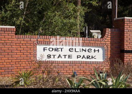Segnale d'ingresso all'esterno dello storico Fort Clinch state Park di Amelia Island, Florida. Foto Stock