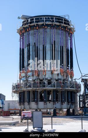 Questo letto di prova è per verificare la resistenza di schiacciamento di una sezione di razzo. Stabilimento di assemblaggio SpaceX, Boca Chica, Texas. Foto Stock