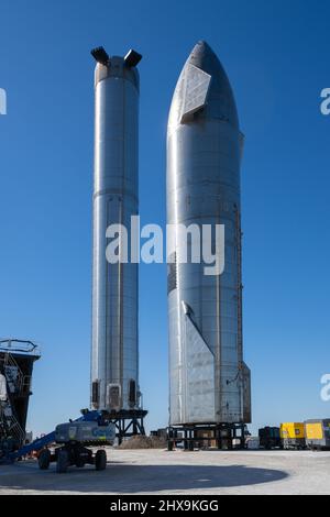 Un razzo Starship SN 16 e un razzo Super Heavy Booster cilindrico presso lo stabilimento di assemblaggio SpaceX a Boca Chica, Texas. Lo Starship è alto 160', mentre Foto Stock