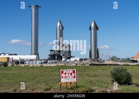 Un cartello in vendita davanti alla sede di produzione e assemblaggio SpaceX a Boca Chica vicino a Brownsville, Texas. Il segno è il pezzo della proprietà seguente Foto Stock