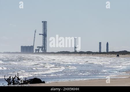 Uno Starship e due razzi cilindrici Super Heavy Booster della torre di lancio SpaceX a Boca Chica, Texas. Lo Starship è alto 160', mentre il Supe Foto Stock