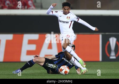 Bergamo, Italia. 10th Mar 2022. Amine Adli (Bayer 04 Leverkusen) e Remo Freuler (Atalanta BC) combattono per la palla durante Atalanta BC vs Bayer Leverkusen, partita di calcio Europa League a Bergamo, Italia, marzo 10 2022 Credit: Independent Photo Agency/Alamy Live News Foto Stock