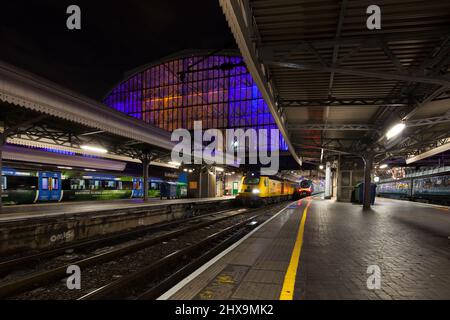 La stazione ferroviaria di Londra Paddington con la rete ferroviaria nuovo treno di misurazione ad alta velocità presto in una mattinata d'inverno buia. Power CAR 43014 Foto Stock