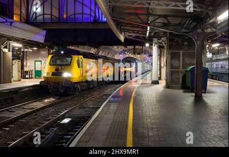 La stazione ferroviaria di Londra Paddington con la rete ferroviaria nuovo treno di misurazione ad alta velocità presto in una mattinata d'inverno buia. Power CAR 43014 Foto Stock