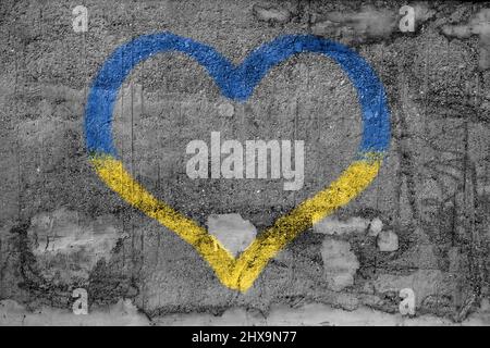 Graffiti cuore sul muro nella forma e colori della bandiera Ucraina Foto Stock