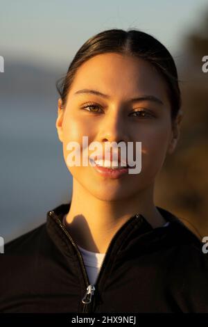 Headshots di ballerino multirazziale bello all'ora d'oro Foto Stock