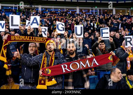 Arnhem, Paesi Bassi. 10th Mar 2022. ARNHEM, PAESI BASSI - MARZO 10: Tifosi sostenitori DI AS Roma durante la UEFA Europa Conference League, fase di Knockout, 1/8 Finals match tra Vitesse e AS Roma a Gelredome il 10 Marzo 2022 ad Arnhem, Paesi Bassi (Foto di Jeroen Meuwsen/Orange Pictures) Credit: Orange Pics BV/Alamy Live News Foto Stock