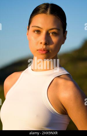 Headshots di ballerino multirazziale bello all'ora d'oro Foto Stock