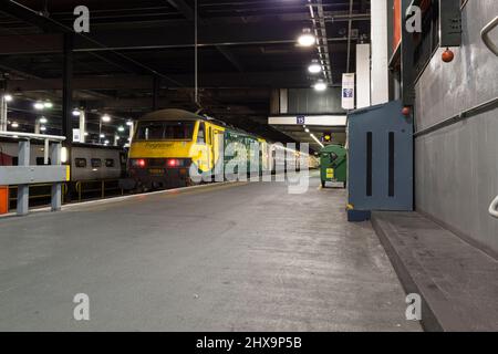 Freightliner classe 90 locomotiva elettrica 90042 presso la stazione di Londra Euston con il magazzino vuoto del treno notturno caledonian Sleeper Train Foto Stock