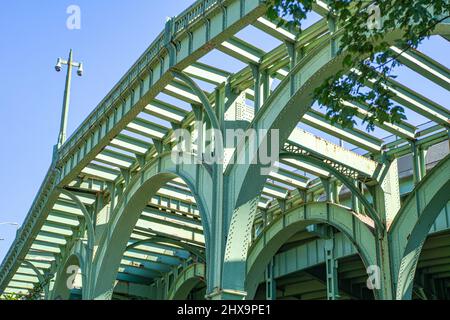 Vista ad angolo basso della rampa di uscita abbandonata, West Side Highway, Upper West Side, New York City, New York, USA Foto Stock