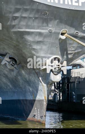 Bow and Anchors, Intrepid Sea, Air & Space Museum, Pier 86, New York City, New York, USA Foto Stock