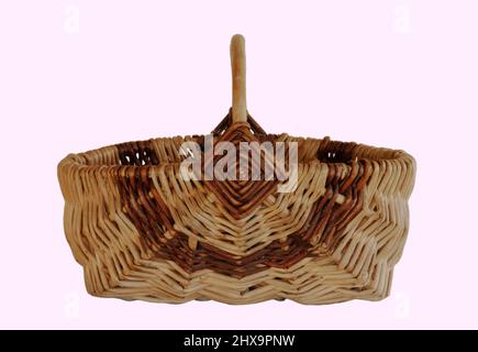Il cestino di raccolta dell'uovo fatto dalle canne è tessuto a mano dai primi 1900s. Ha un design degli occhi degli dei con marrone chiaro e scuro che fa un motivo grembiule. Foto Stock