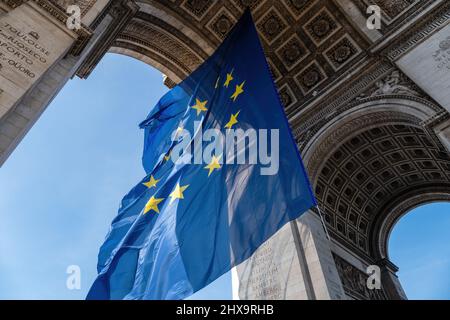 Bandiera dell'Unione europea che vola al vento sotto l'Arco di Trionfo - Parigi, Francia Foto Stock