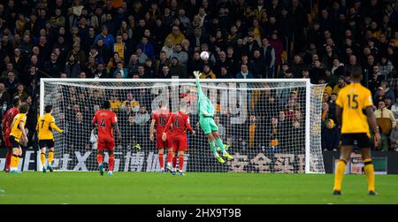 Wolverhampton, Regno Unito. 10th Mar 2022. 10th marzo 2022; Molineux Stadium, Wolverhampton, West Midlands, Inghilterra; Premier League Football, Wolverhampton Wanderers versus Watford; Watford Goalkeeper ben Foster battuto dal colpo di Ruben Neves of Wolverhampton Wanderers ma segna nel 85th minuti 4-0 credito: Action Plus Sports Images/Alamy Live News Foto Stock
