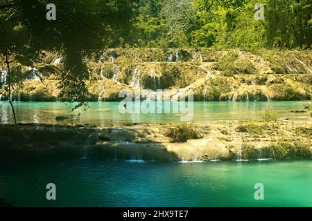 I turisti si godono le splendide piscine di Semuc Champey, Rio Cabohon, Lanquin, alta Verapaz, Guatemala Foto Stock