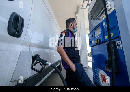 Los Angeles, California, Stati Uniti. 10th Mar 2022. Un conducente riempie benzina per il suo veicolo in una stazione Mobil a Los Angeles giovedì 10 marzo 2022. Il prezzo medio di un gallone di benzina normale self-service nella contea di Los Angeles è aumentato di 13,3 centesimi oggi per il secondo giorno consecutivo, corrispondente al suo secondo aumento più grande dal 14 luglio 2015. (Credit Image: © Ringo Chiu/ZUMA Press Wire) Credit: ZUMA Press, Inc./Alamy Live News Foto Stock