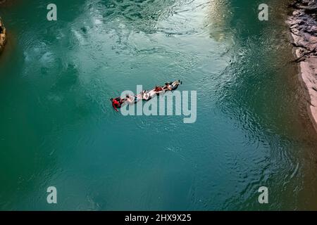 Tubing lungo il fiume Cabohon, Semuc Champey, Lanquin, alta Verapaz, Guatemala Foto Stock