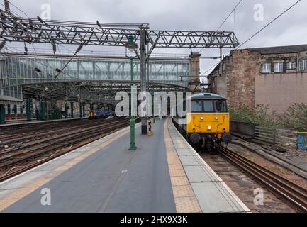 Stazione centrale di Glasgow, locomotiva elettrica di classe 86 conservata 86101 che trasporta il magazzino vuoto dal overnight Caledonian Sleeper Train da Londra Foto Stock