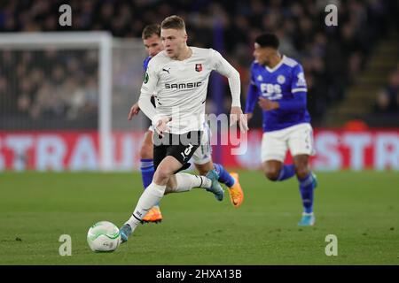 LEICESTER, REGNO UNITO. MARZO 10th: Adrien Truffert di Rennes corre con la palla durante la UEFA Europa Conference League Round del 16 prima tappa tra Leicester City e Rennes al King Power Stadium di Leicester giovedì 10th marzo 2022. (Credit: James Holyoak | MB Media) Foto Stock