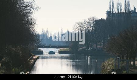 Scena mattutina del fiume malato nel centro di Strasburgo con barca turistica sotto la brigata e la silhouette di persone auto sul ponte del Pont de la Rose Blanc Foto Stock