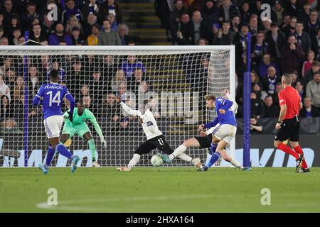 LEICESTER, REGNO UNITO. MARZO 10th: Hamari Traore di Rennes blocca un colpo da Kiernan Dewsbury-Hall di Leicester City durante la UEFA Europa Conference League Round del 16 prima tappa tra Leicester City e Rennes al King Power Stadium di Leicester giovedì 10th marzo 2022. (Credit: James Holyoak | MB Media) Foto Stock