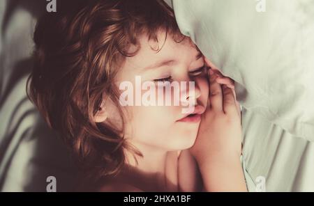 I bambini dormono con la bocca aperta, russano, i bambini dormono a letto Foto Stock