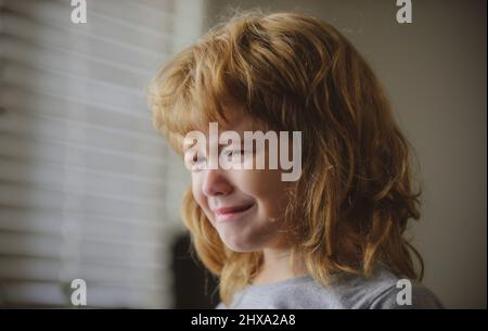 Biondo piange con lacrime. Bambino sconvolto. Violenza in famiglia sui bambini. Concetto di bullismo, stress depressivo o frustrazione. Vista ravvicinata per i bambini. Puro Foto Stock